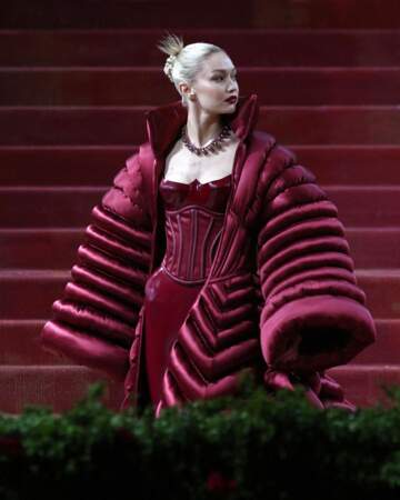 Gigi Hadid dans un ensemble corset signé Atelier Versace,  le 2 mai 2022.