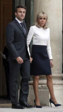 Le président français Emmanuel Macron est en costume noir, le 4 mai 2022. 