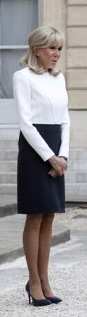 Brigitte Macron assume et porte à nouveau des jupes et des robes courtes. 