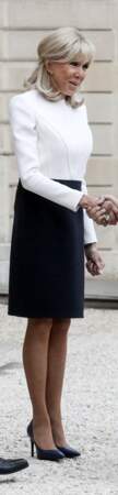 Brigitte Macron est élégante dans une robe bicolore structurée Louis Vuitton à Paris, le 4 mai 2022.