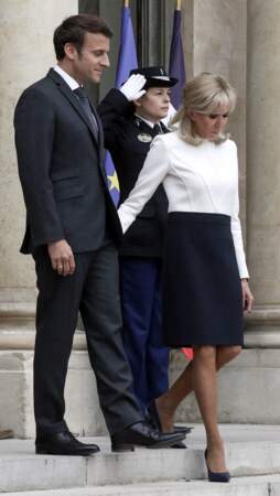 Brigitte Macron enfile des collants chairs le temps d'un entretien au palais de l'Elysée, 4 mai 2022. 