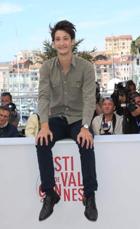 Pierre Niney craque pour une chemise à carreaux de la marque Wrangler, Un look décontracté pour le photocall des jeunes talents Adami lors du Festival du de Cannes, le 20 mai 2013.