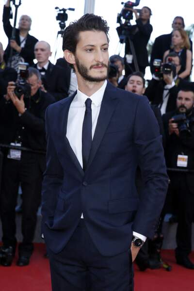 Cravate et costume bleu marine pour Pierre Niney lors du 68 ème Festival International du Film de Cannes, le 18 mai 2015.