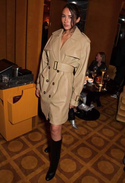 Cora Corre mise pour une robe en cuir beige à la soirée de lancement de la collaboration Michael Kors X Ellesse, à Londres. Le 4 mai 2022.