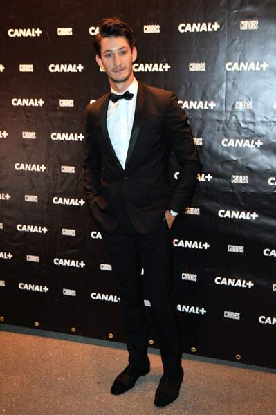 Pierre Niney est élegant en costume noir et chemise blanche à la soirée Canal+ au Park à l'occasion du 67ème festival du film de Cannes, le 16 mai 2014. 