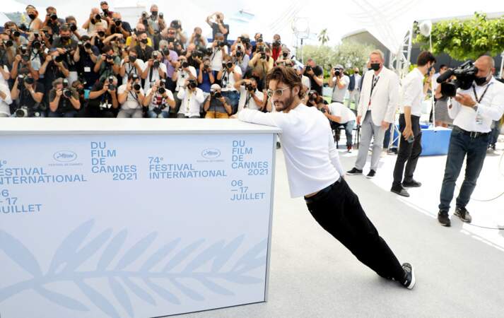 Pierre Niney en roue libre sur la Croisette lors du 74ème festival international du film de Cannes, le 17 juillet 2021. 