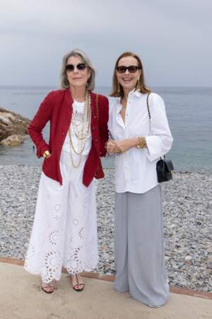 Caroline de Hanovre et Carole Bouquet sortent les pantalons larges au défilé croisière Chanel à Monaco, le 5 mai 2022.  
