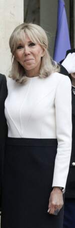 Brigitte Macron craque pour une robe droite bicolore pour un entretien au palais de l'Elysée, 4 mai 2022. 