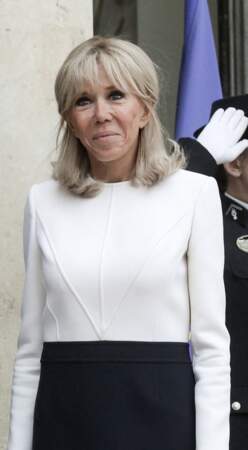 Subtilement maquillée, Brigitte Macron reste naturelle lors d'un entretien au palais de l'Elysée, Paris, France, 4 mai 2022