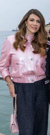 Amandine de la Richardière en sac 2.55 et veste matelassée et rose de la marque Chanel, le 5 mai 2022.  