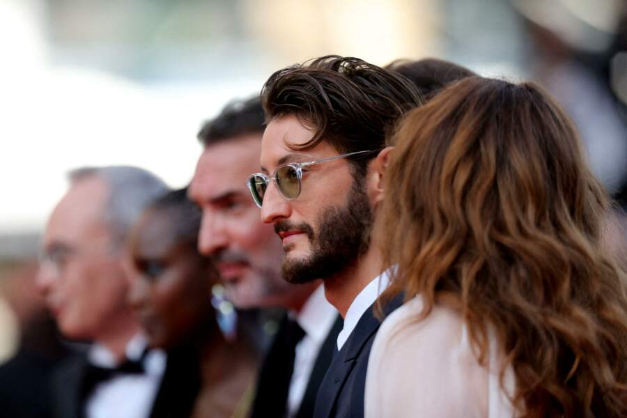 Pierre Niney craque pour une paire de lunettes transparentes aux verres teintés lors du 74ème Festival International du Film de Cannes. Le 17 juillet 2021
