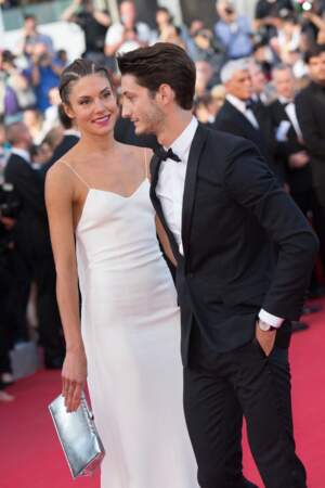 Pierre Niney en chemise blanche et sa compagne Natasha Andrews lors de  la montée des marches du film " How To Train Your Dragon 2" au Festival de Cannes, le 16 mai 2014. 
