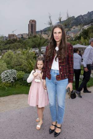 Tatiana Casiraghi et sa fille India assistent au défilé croisière Chanel à Monaco, le 5 mai 2022. 