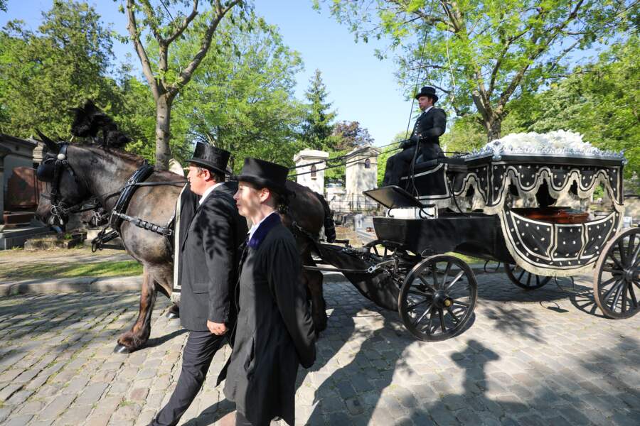 Le carrosse portant le cercueil de Régine arrive dans le cimetière du Père-Lachaise, à Paris, le lundi 9 mai 2022.