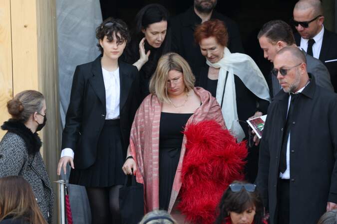 La petite-fille de Régine, Daphné Rotcage, très émue à la sortie de la cérémonie pour les obsèques de la chanteuse, le lundi 9 mai 2022.
