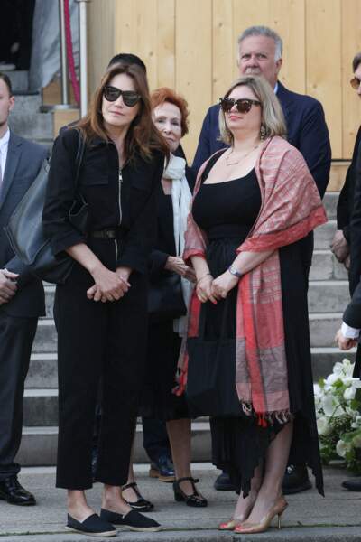 Daphné Rotcage et Carla Bruni  au cimetière du Père-Lachaise pour les obsèques de Régine. 