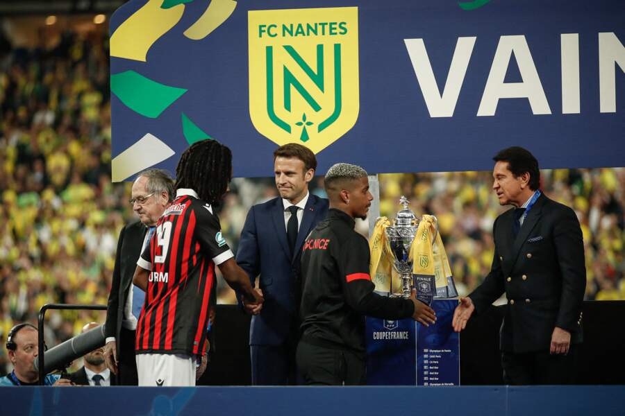 Déception des joueurs de Nice après leur défaite en finale contre le FC Nantes, Emmanuel Macron a salué leur courage, samedi 7 mai
