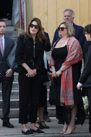 Carla Bruni a présxenté ses condoléances à la petite-fille de Régine, Daphné Rotcage au cimetière du Père-Lachaise pour les obsèques de sa célèbre grand-mère. 