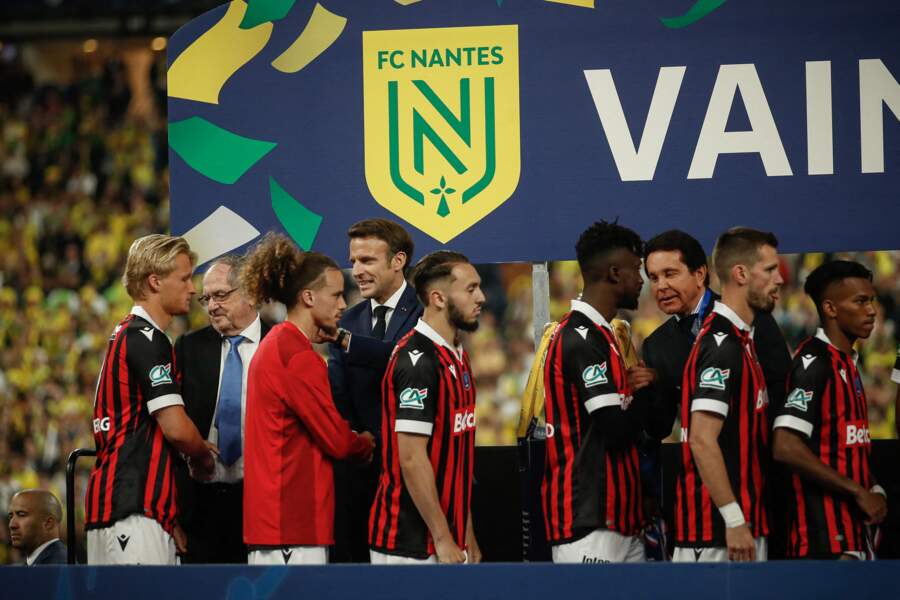 Emmanuel Macron saluant les joueurs de Nice après leur défaite en finale contre le FC Nantes, samedi 7 mai 2022
