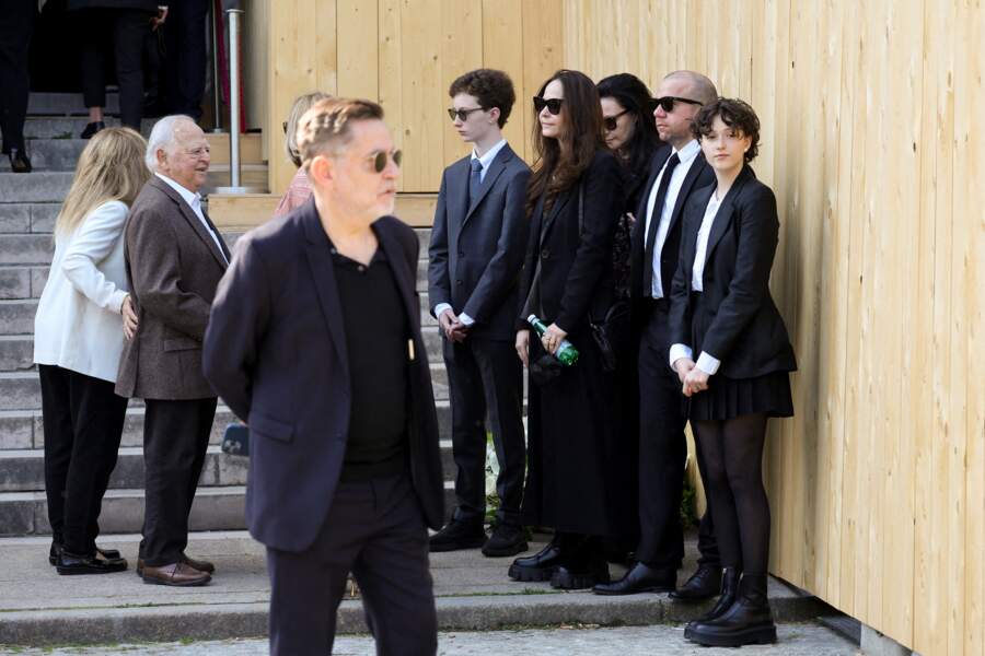 La famille de Régine ont fait leurs adieux à la chanteuse lors des émouvants obsèques organisées au crématorium du cimetière du Père-Lachaise, à Paris, le lundi 9 mai 2022.