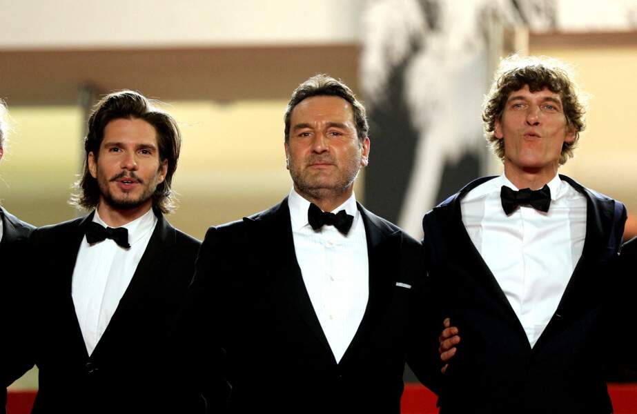 François Civil , Gilles Lellouche, Cédric Jimenez en costume noir et chemise blanche pour la montée des marches du film « Bac Nord » lors du 74ème Festival International du Film de Cannes, le 12 juillet 2021.