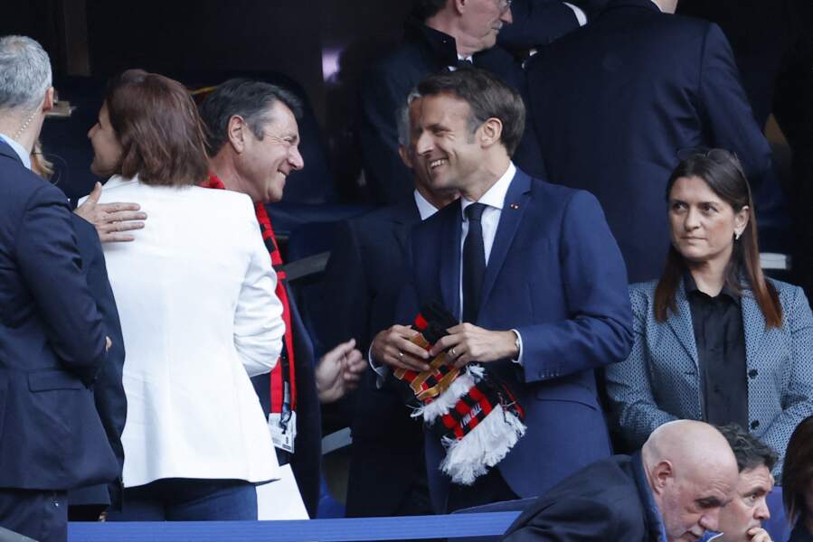 Christian Estrosi en plein dialogue avec Emmanuel Macron dans les tribunes du stade de France, le 7 mai 2022
