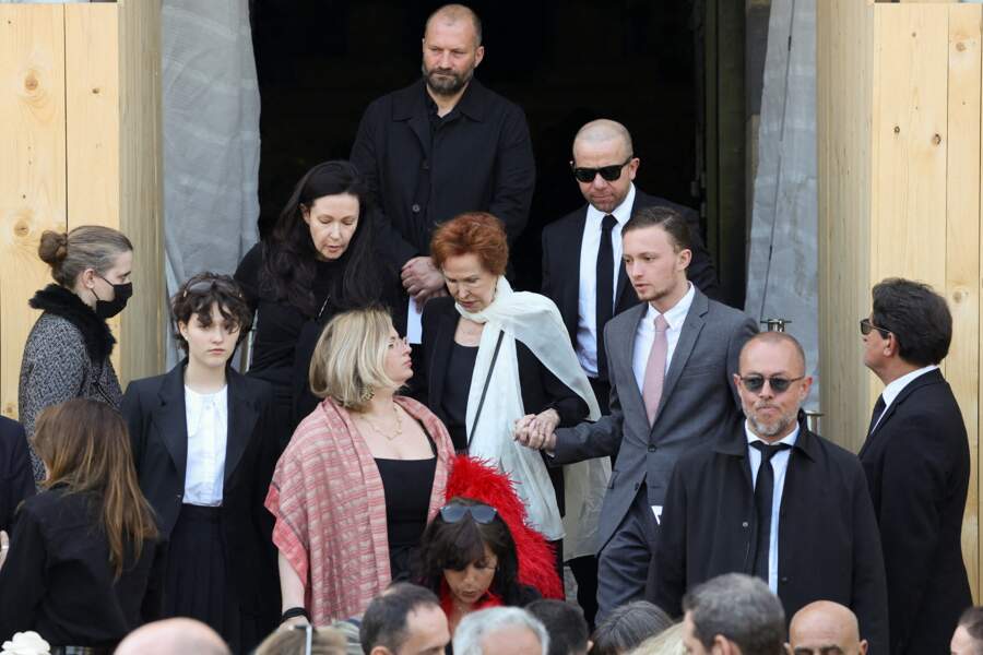 Daphné Rotcage, son mari Jamie, Danielle Bidermann, et Camille Bidermann sortent des obsèques de la chanteuse Régine au crématorium du cimetière du Père-Lachaise. 