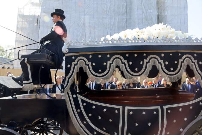 C'est dans un carrosse conduit par un cocher coiffé d'un chapeau haut-de-forme que le cercueil de Régine est arrivé au crématorium du cimetière du Père-Lachaise, le lundi 9 mai 2022.