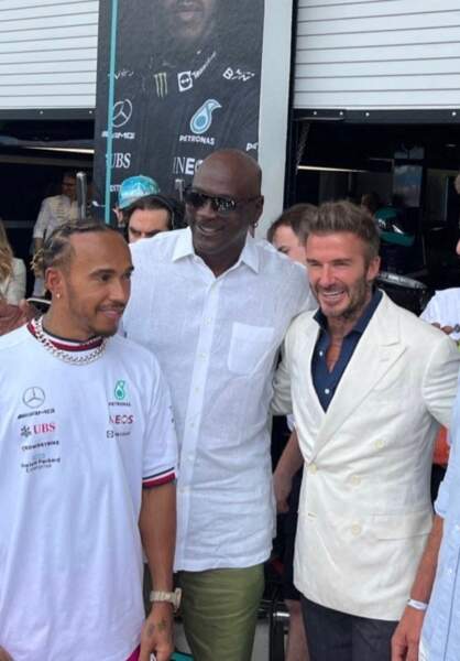 Lewis Hamilton, Michael Jordan et David Beckham posent en haut blanc lors du Grand Prix de F1 à Miami le 8 mai 2022.