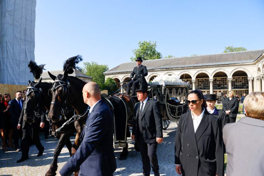 Le cercueil de Régine fait son entrée au crématorium du cimetière du Père-Lachaise dans un carrosse noire, le lundi 9 mai 2022.