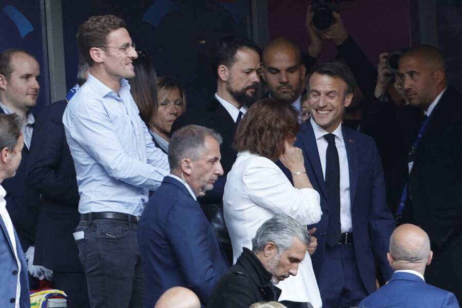 Le président de la République hilare avec son frère Laurent lors de la finale de la Coupe de France de football, samedi 7 mai