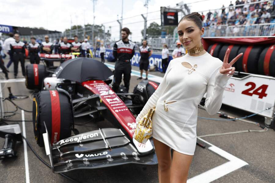 Du Fendi pour Olivia Culpo, l'actrice et mannequin américaine lors du Grand Prix de Formule 1 de Miami, le 8 mai 2022. 