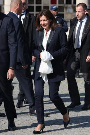 Anne Hidalgo arrive aux obsèques de Régine au crématorium du cimetière du Père-Lachaise, le lundi 9 mai 2022. 