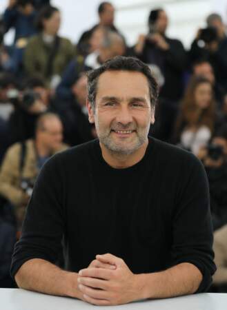 Gilles Lellouche opte pour un t-shirt noir à manches longues au photocall du film "Le grand bain" au 71ème Festival International du Film de Cannes, le 13 mai 2018.