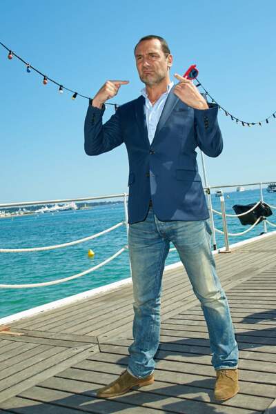 Gilles Lellouche : jean délavé, chaussures en nubuck et veste de costume en lin bleue marine au photocall "Inside Out" à Cannes. Le 19 mai 2015.