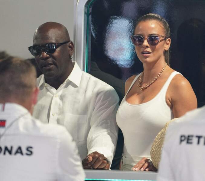 Fashion match pour Michael Jordan et sa femme Yvette Prieto lors du Grand Prix de Formule 1 de Miami, le 8 mai 2022. Le couple est habillé en blanc pour ce rendez-vous automobile.  