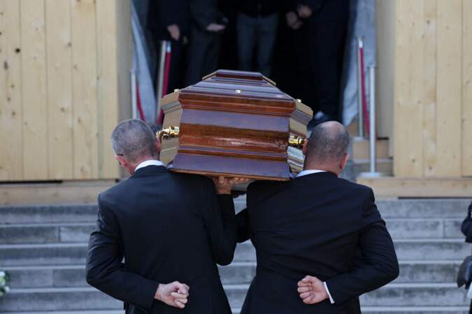Le cercueil de la chanteuse Régine fait son entrée dans le crématorium du cimetière du Père-Lachaise, le lundi 9 mai 2022.