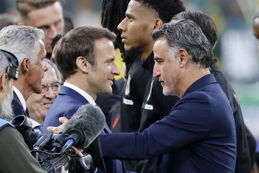 Echange entre Emmanuel Macron et  Christophe Galtier lors de la finale de la Coupe de France, samedi 7 mai 