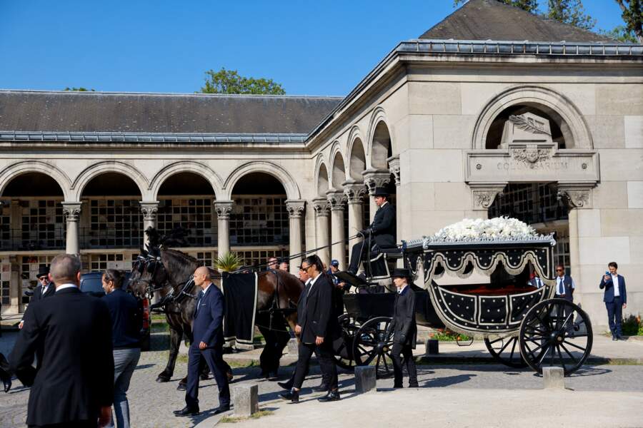 En reine de la nuit, Régine a eu le droit à un cortège royal dans un carrosse noir pour son arrivée au crématorium du cimetière du Père-Lachaise à Paris, le lundi 9 mai 2022.