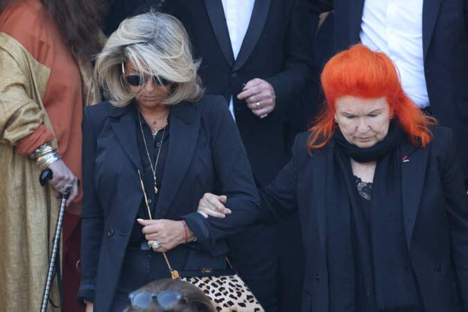 Caroline Margeridon et Viviane de Wii à la sortie des obsèques de la chanteuse Régine au crématorium du cimetière du Père-Lachaise à Paris, le lundi 9 mai 2022.