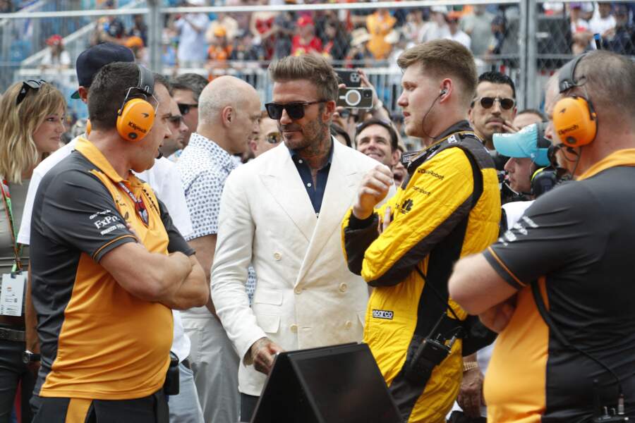 David Beckham et ses lunettes XXL et rectangulaires lors du Grand Prix de Formule 1 (F1) de Miami, le 8 mai 2022.