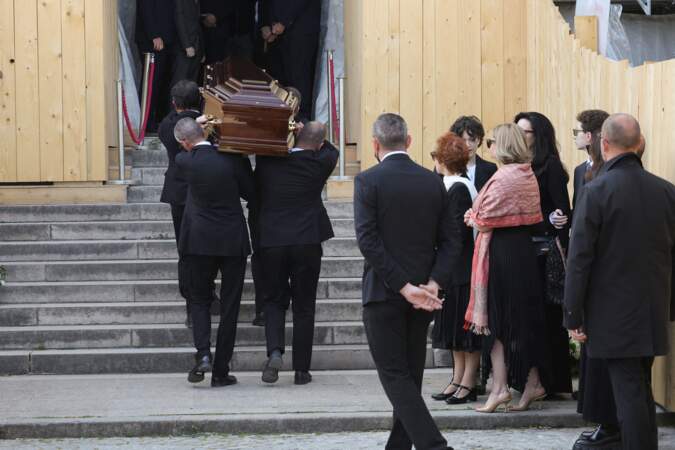 Très émue, la famille de Régine accueille le cercueil de la chanteuse au crématorium du cimetière du Père-Lachaise à Paris, le lundi 9 mai 2022.