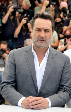 Gilles Lellouche mise sur un look casual chic au photocall du film Bac Nord lors du 74ème festival de Cannes, le 13 juillet 2021.