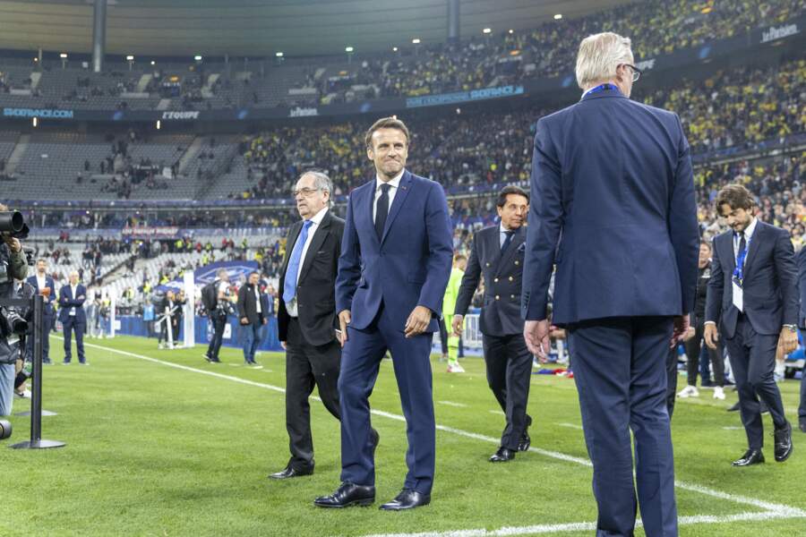 Emmanuel Macron sur le terrain du stade de France à Saint-Denis, le 7 mai 2022
