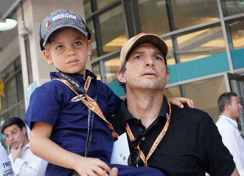 T-shirt boutonné et casquette signée Nascar pour Ashton Kutcher et son fils Dimitri lors du Grand Prix de Formule 1 (F1) de Miami, le 8 mai 2022. 