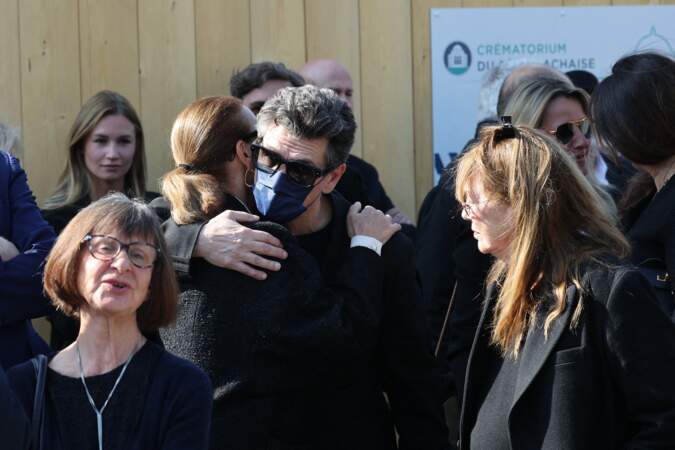 Marc Lavoine console Carole Bouquet lors des obsèques de Régine au crématorium du cimetière du Père-Lachaise, le lundi 9 mai 2022. 