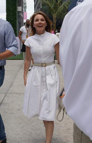 Geri Horner, l'un des membres des célèbres Spice Girls en robe-chemise blanche ceinturée  Yves-Saint-Laurent. 