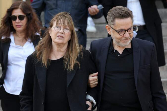Jane Birkin et Olivier Gluzman sortent du crématorium du cimetière du Père-Lachaise, à Paris, le lundi 9 mai 2022.
