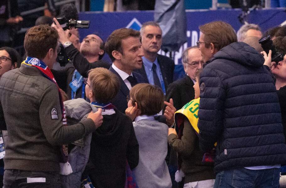 Emmanuel Macron entouré des siens à l'occasion d'un match de football opposant Nantes à Nice, samedi 7 mai 2022