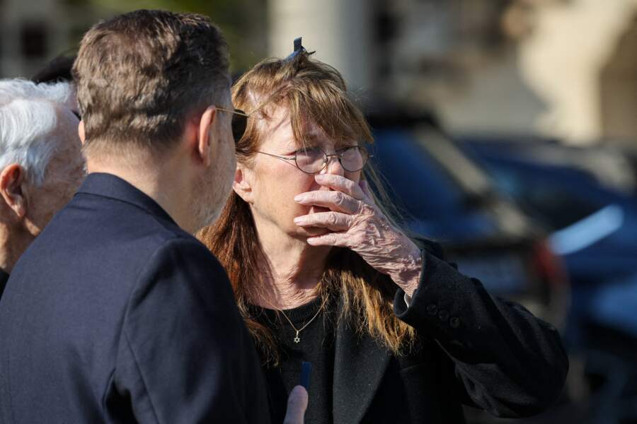 Bouleversée par le décès de Régine, Jane Birkin n'a pu contenir son émotion lors des obsèques de la chanteuse au crématorium du cimetière du Père-Lachaise à Paris, le lundi 9 mai 2022.